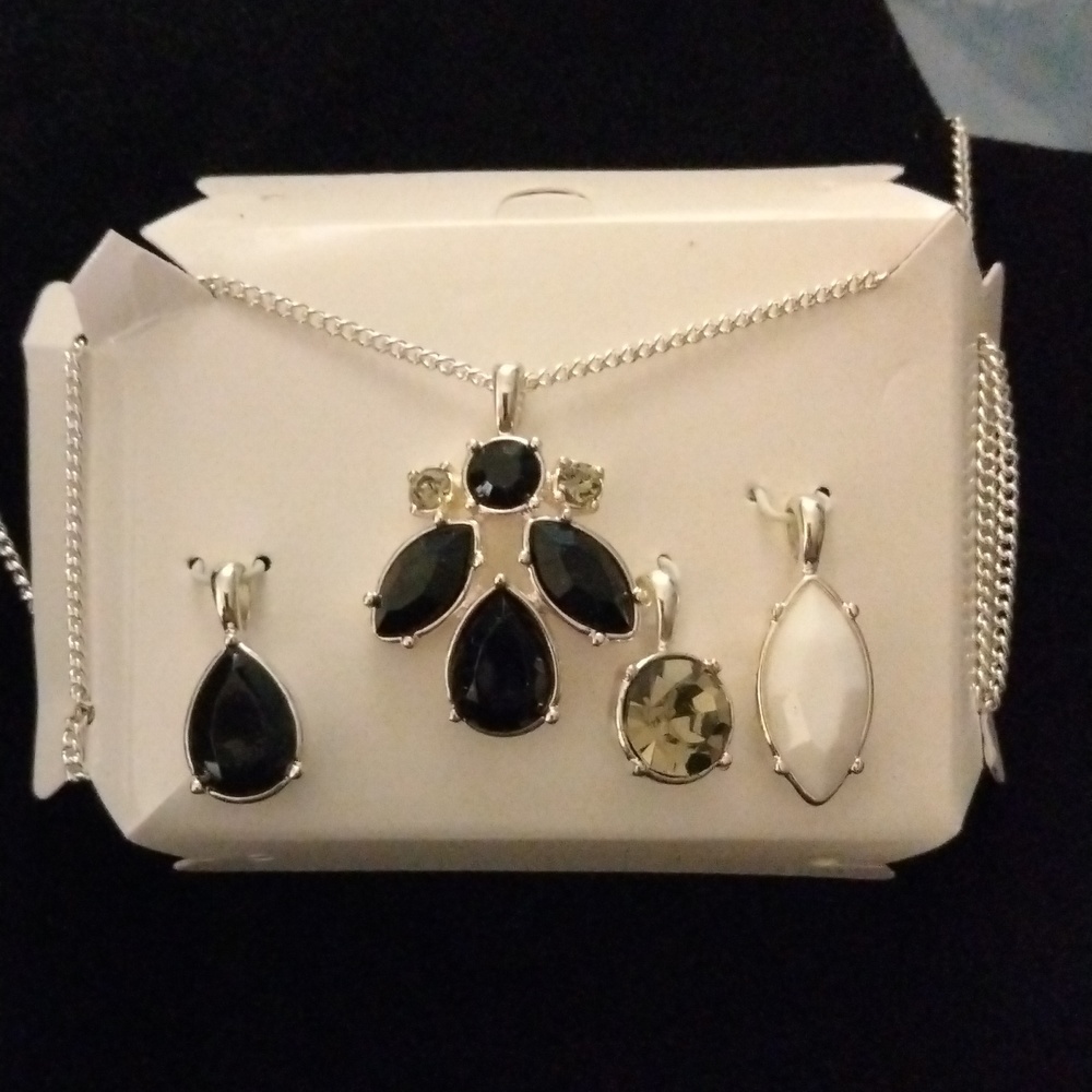 Necklace with 4 different pendulums to wear.